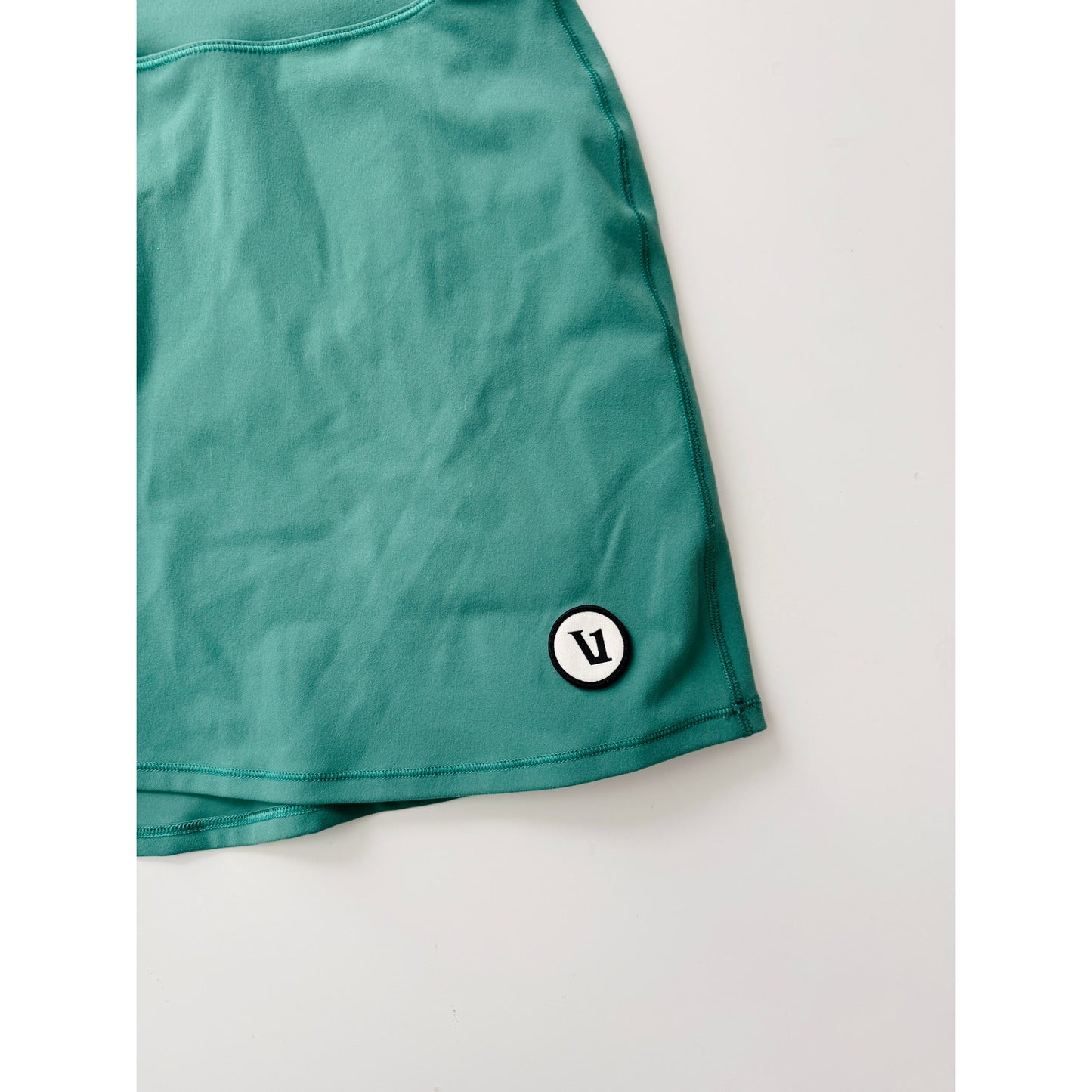 Vuori green high rise volley skirt - size XL
