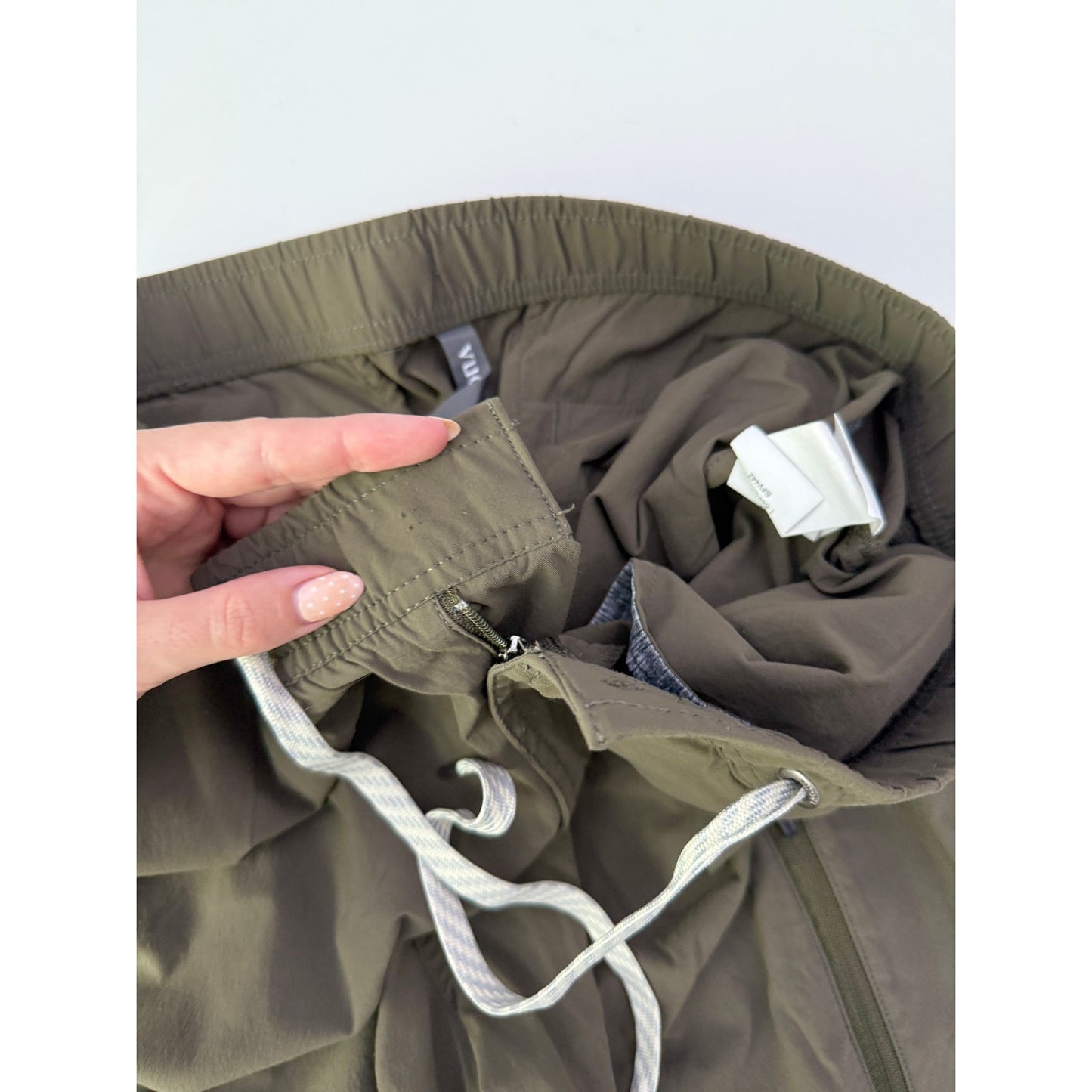 Vuori Men's Barren Explorer Pant Classic Fit - size large, 30" inseam