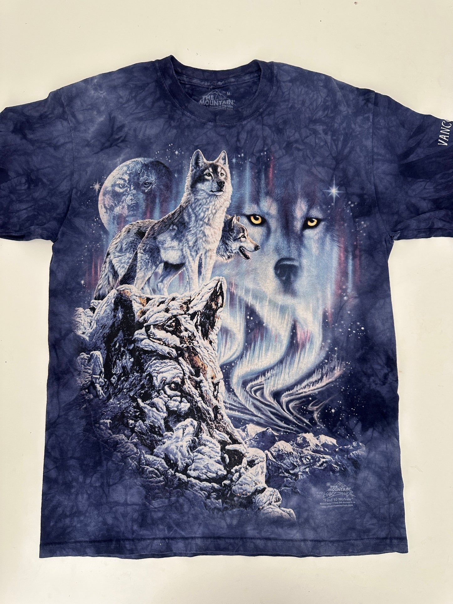 the mountain wolf graphic tee (size medium)