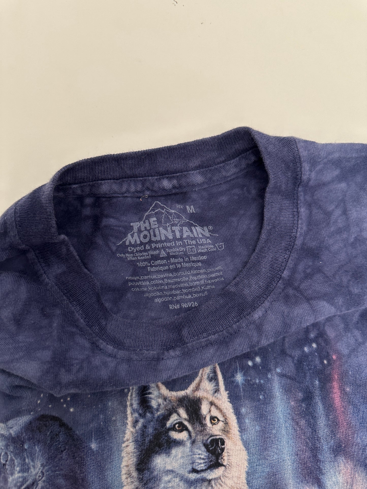 the mountain wolf graphic tee (size medium)