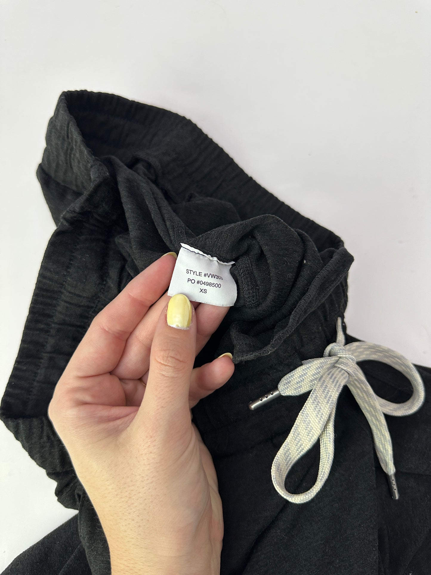 vuori black heather performance jogger (size small)