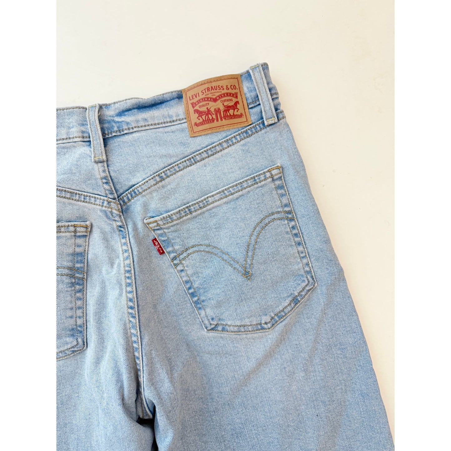 Levis light wash ribcage straight jeans - size 30