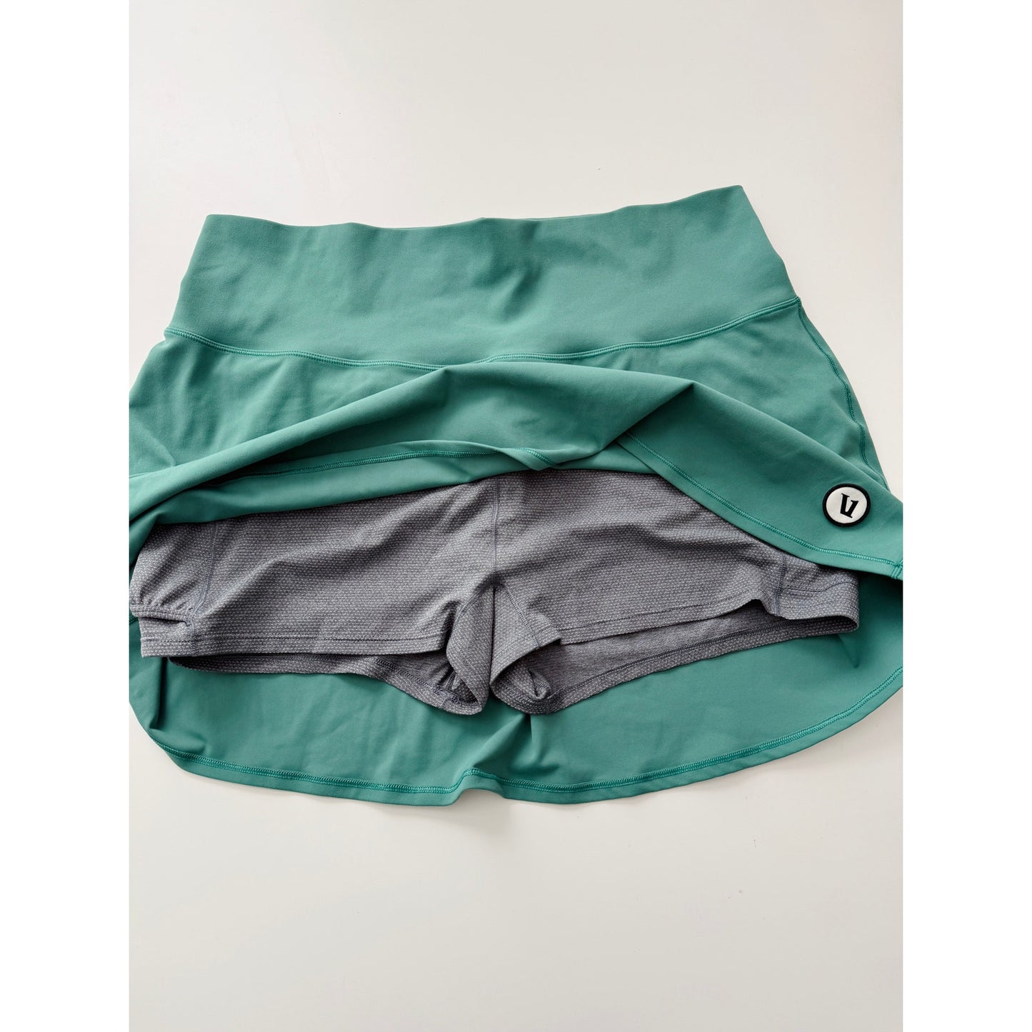 Vuori green high rise volley skirt - size XL