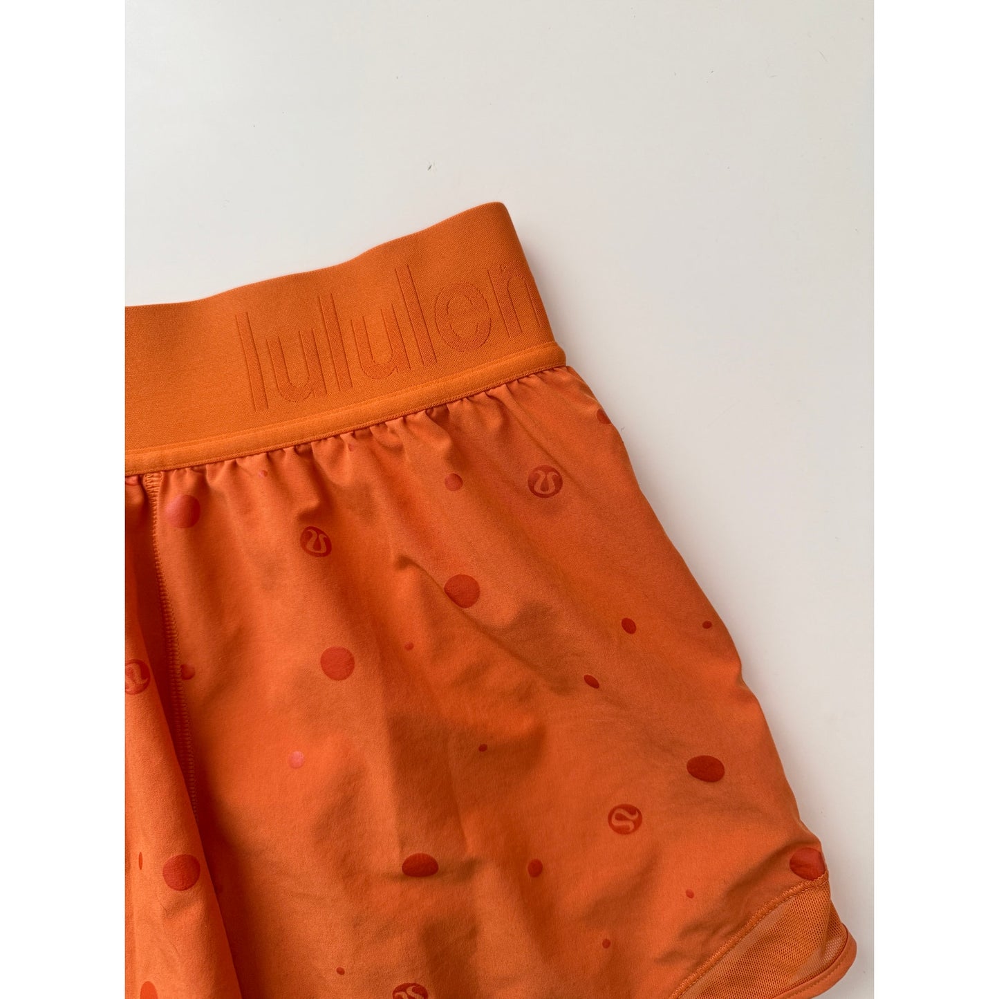 Lululemon high rise logo hotty hot shorts - size 4, 4" inseam