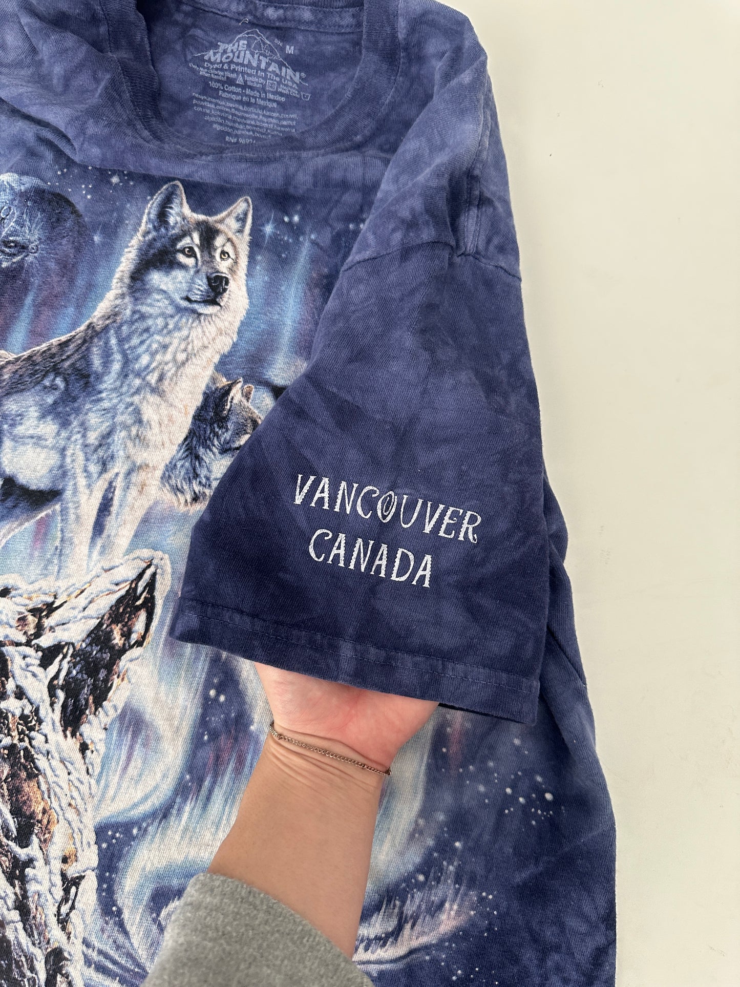 the mountain wolf graphic tee (size medium)