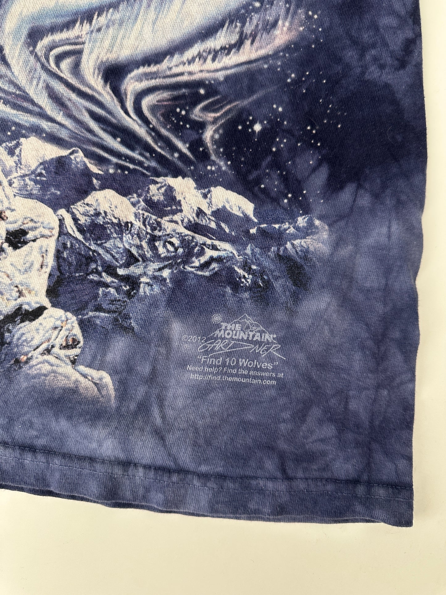 the mountain wolf graphic tee (size medium)