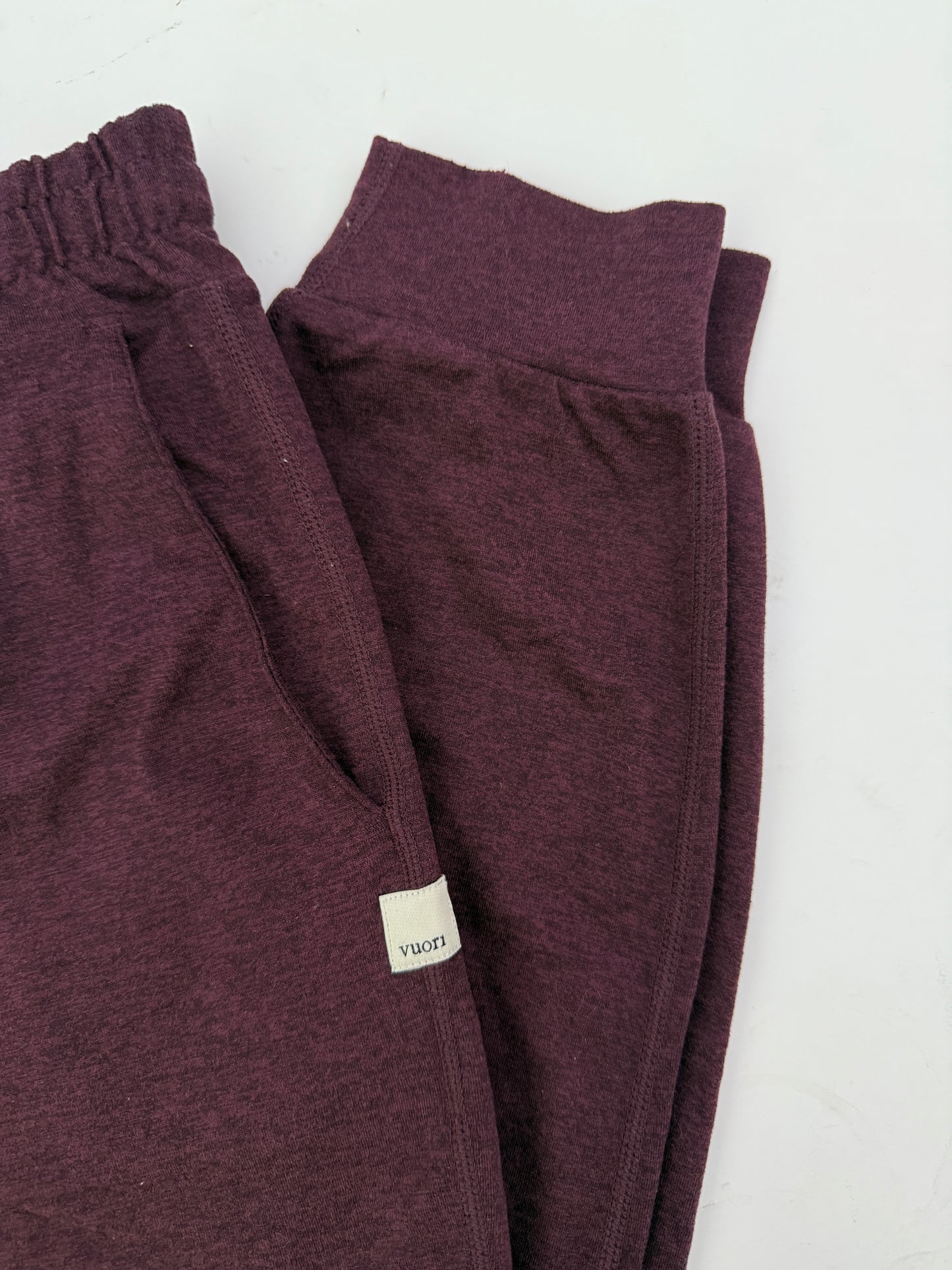 Vuori maroon halo performance joggers - size XS