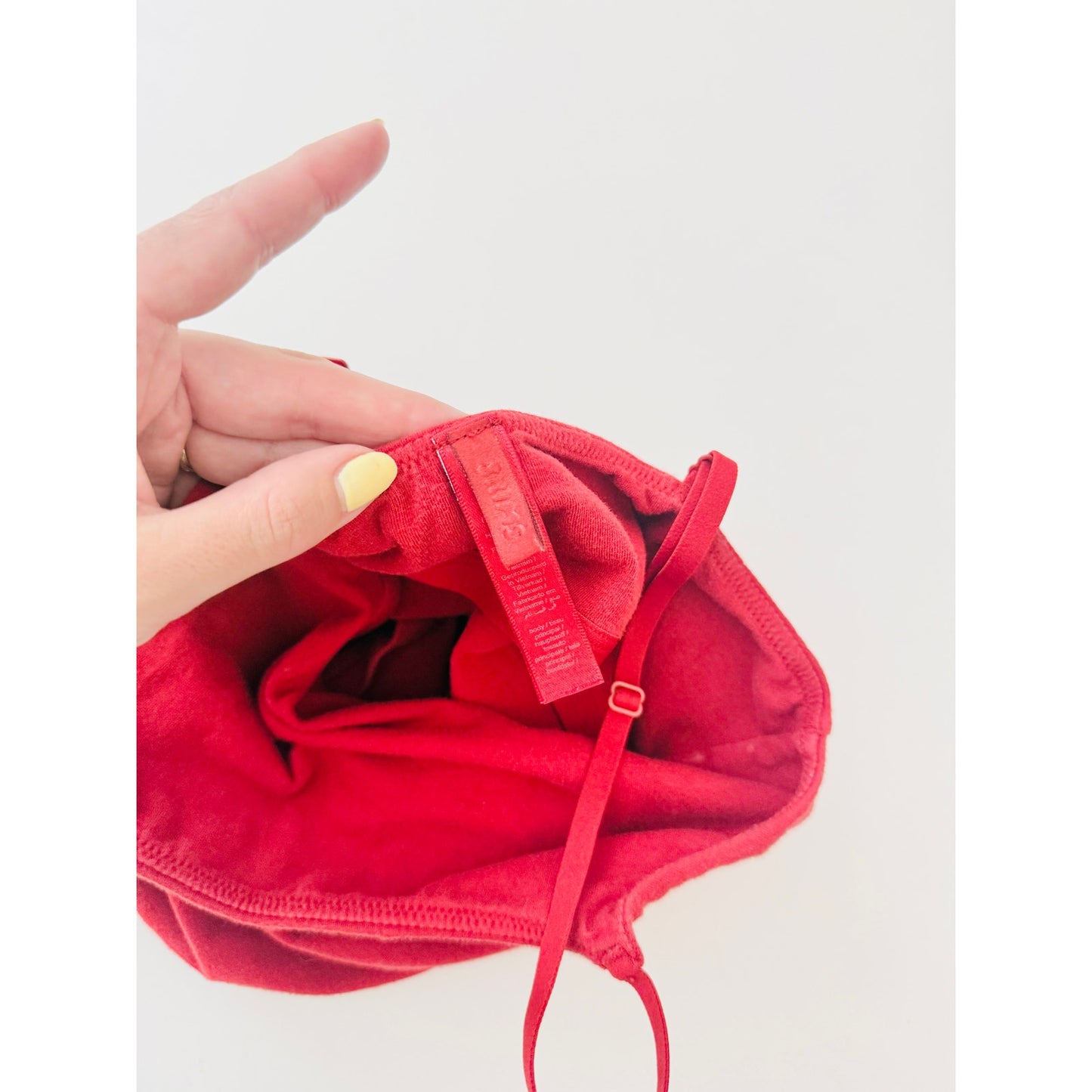 skims red tank top with shelf bra - size medium