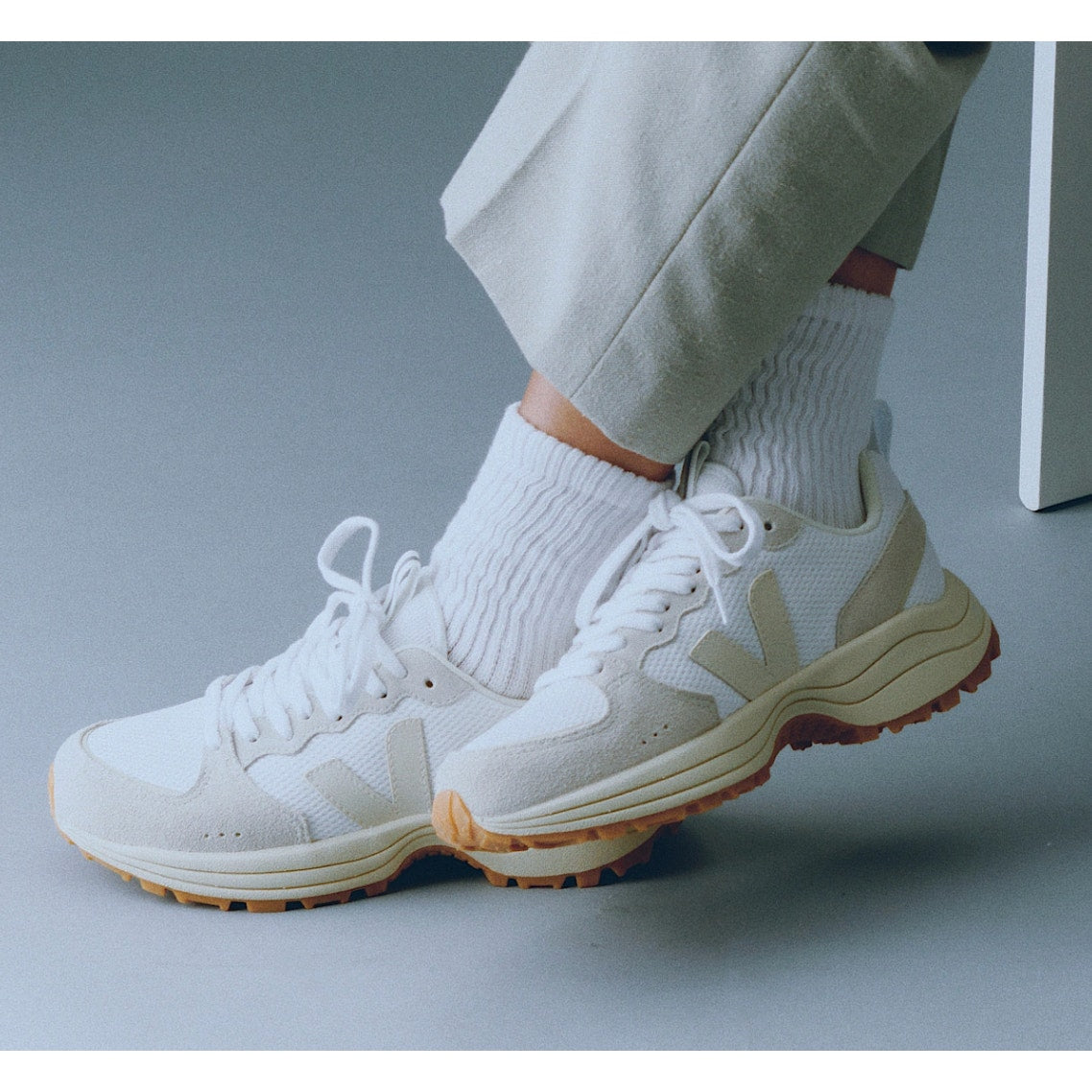 Veja venture white/ beige sneakers - size W 5